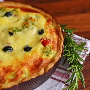 Кіш з печеною куркою та овочами